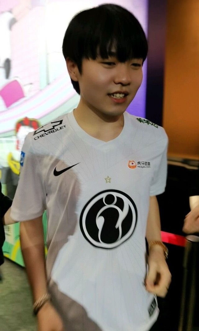 九游-关于Rookie回归赛场，战术调整首场状态亮眼，G2观众沸腾！的信息